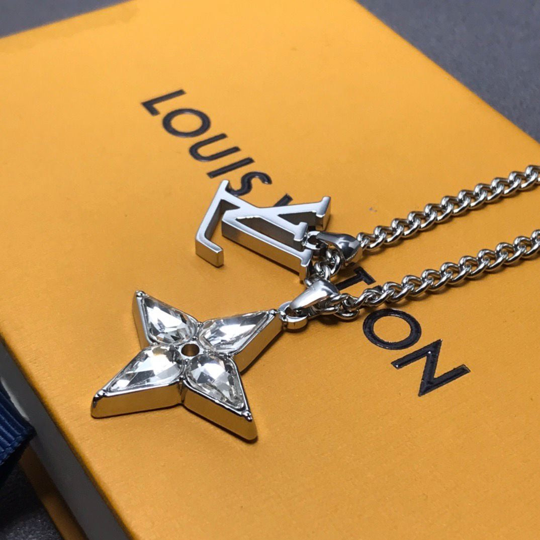 Collier étoile pendentif LV